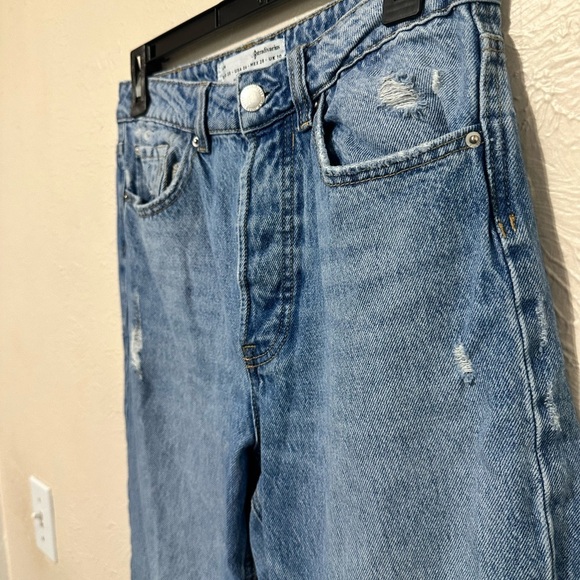 Stradivarius Womens Size 6‎ Blue Distressed High-Rise Button Fly Mom Jeans - Picture 3 of 6